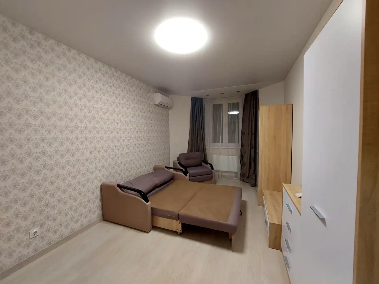 Rent 1-bedroom apartment 37 sq m on the 3rd floor.