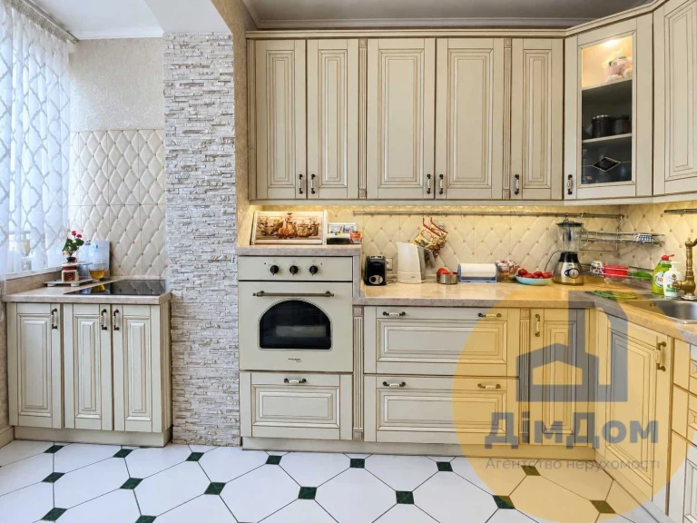 Продаж 3-кімнатної квартири з ремонтом / вул. Закревського,