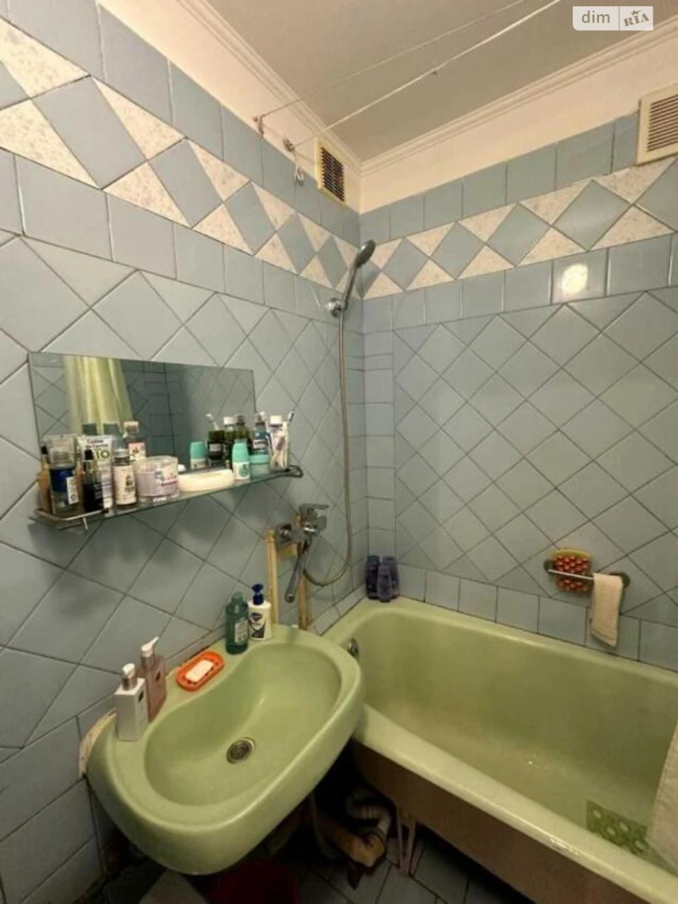 Apartment for Sale, Akademmisto