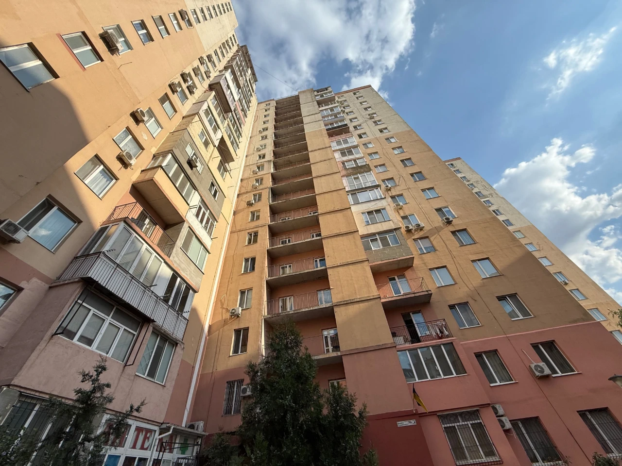 3 bedroom apartment in Zatyshnoye on Hrushovskogo Street