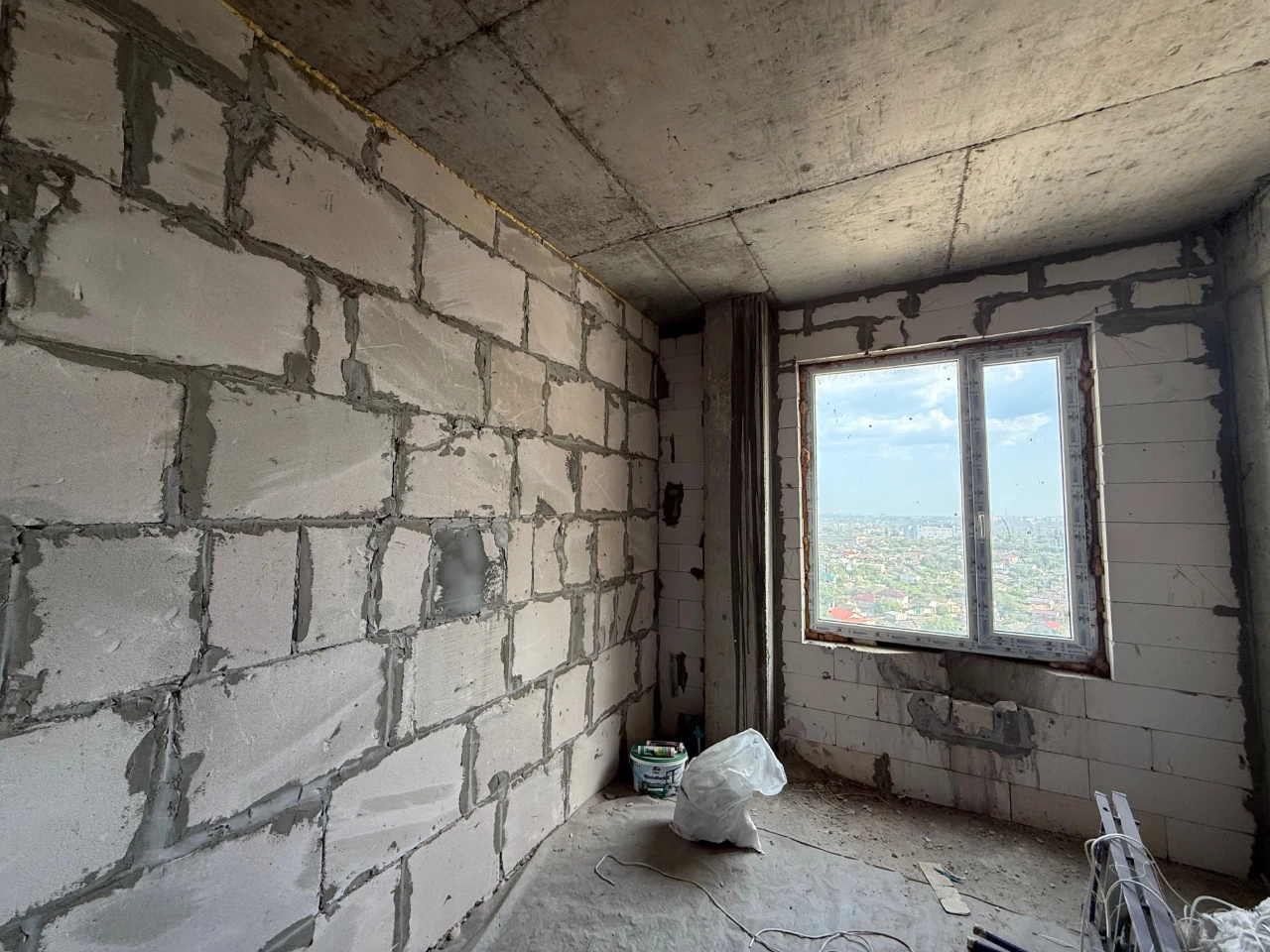 3 bedroom apartment in Zatyshnoye on Hrushovskogo Street