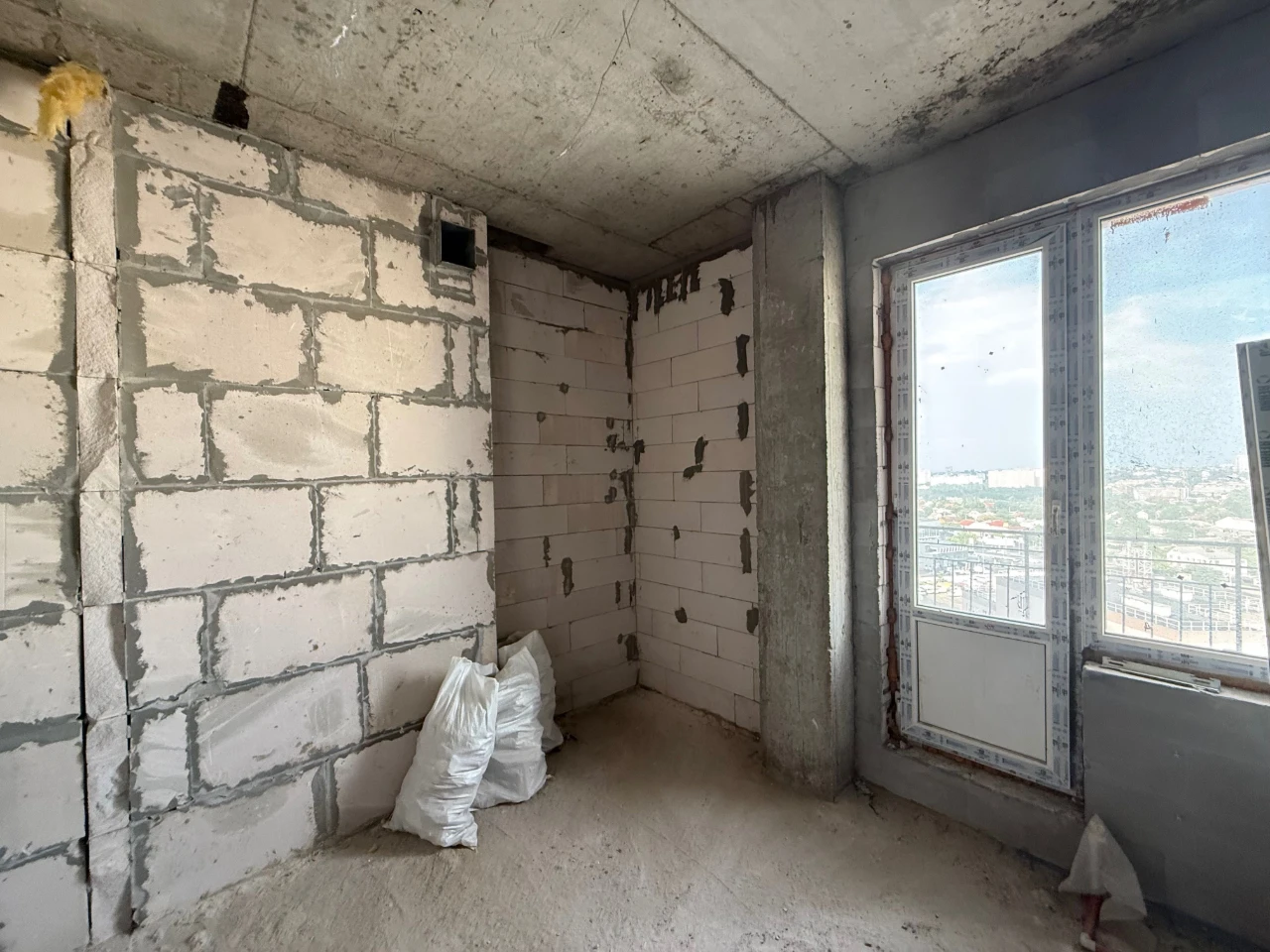 3 bedroom apartment in Zatyshnoye on Hrushovskogo Street