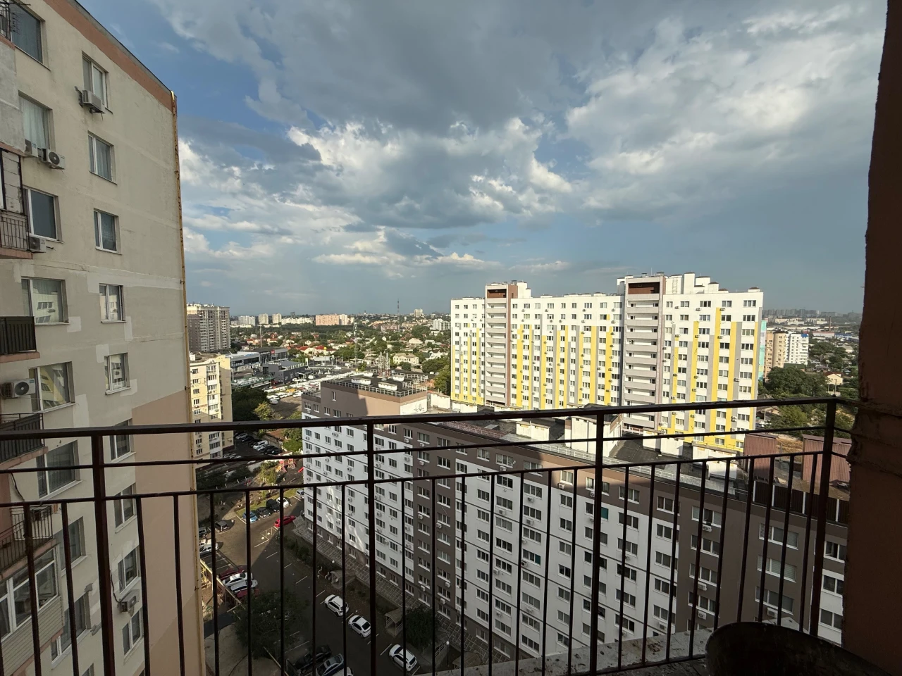3 bedroom apartment in Zatyshnoye on Hrushovskogo Street