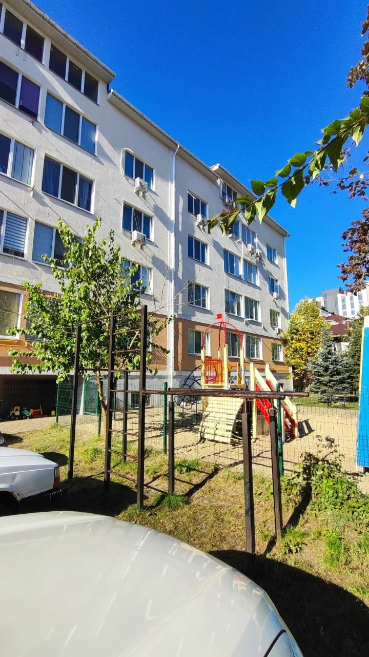 Spacious 1-bedroom apartment near Central Park. State-owned.