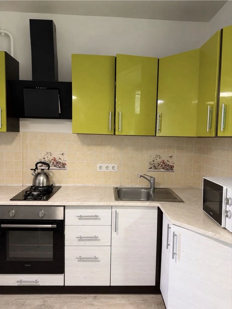 No commission. 1-bedroom apartment renovated. Gas heating.
