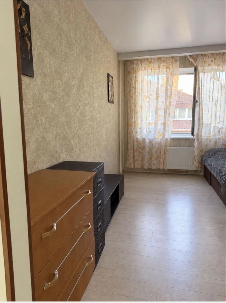 No commission. 1-bedroom apartment renovated. Gas heating.