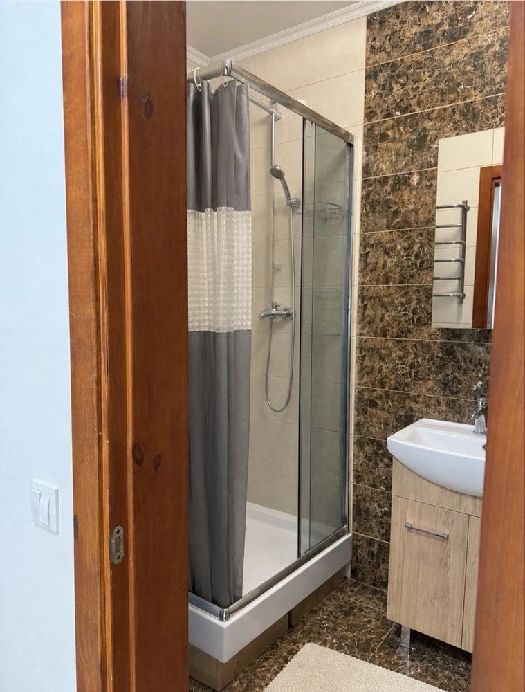 No commission. 1-bedroom apartment renovated. Gas heating.