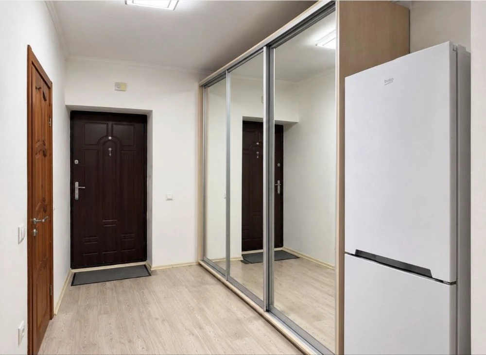 No commission. 1-bedroom apartment renovated. Gas heating.