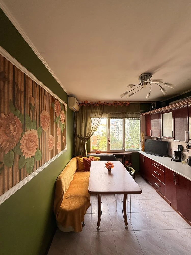Продам Єксклюзив  вул. Сахарова 3х кімнатна, ремонт, меблі,