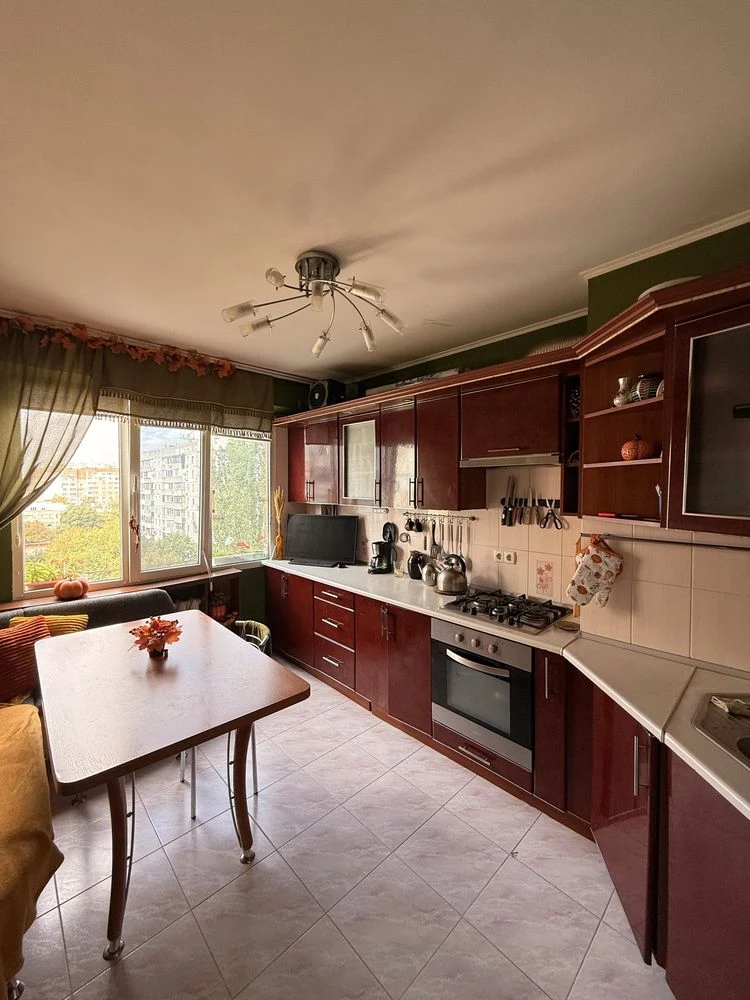 Продам Єксклюзив  вул. Сахарова 3х кімнатна, ремонт, меблі,