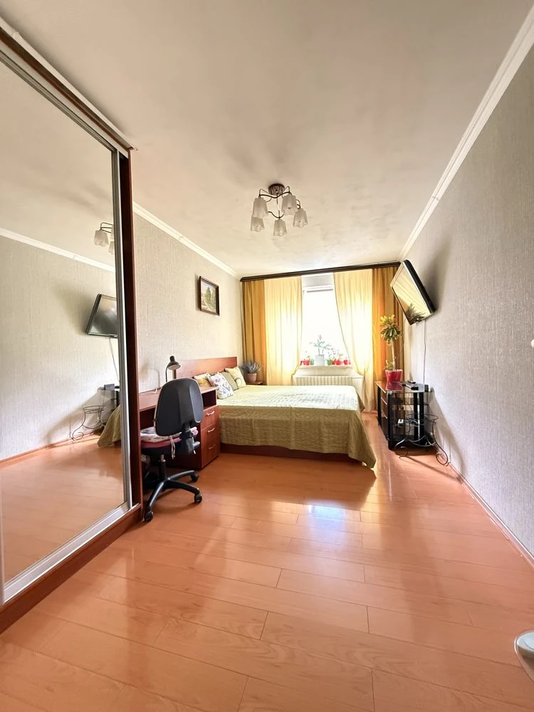 Продам Єксклюзив  вул. Сахарова 3х кімнатна, ремонт, меблі,