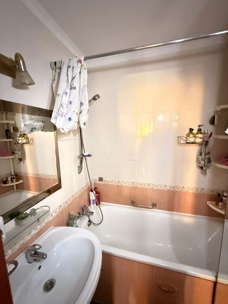 Продам Єксклюзив  вул. Сахарова 3х кімнатна, ремонт, меблі,