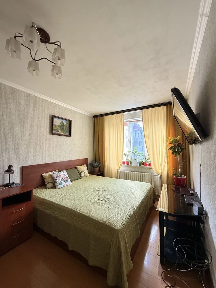 Продам Єксклюзив  вул. Сахарова 3х кімнатна, ремонт, меблі,