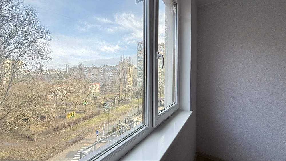 I will sell a renovated 3-room apartment in Glushko, Odesskie residential complex