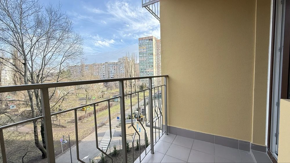 I will sell a renovated 3-room apartment in Glushko, Odesskie residential complex
