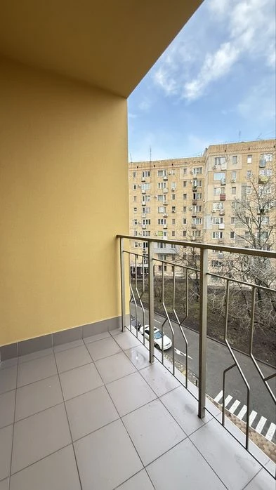 I will sell a renovated 3-room apartment in Glushko, Odesskie residential complex
