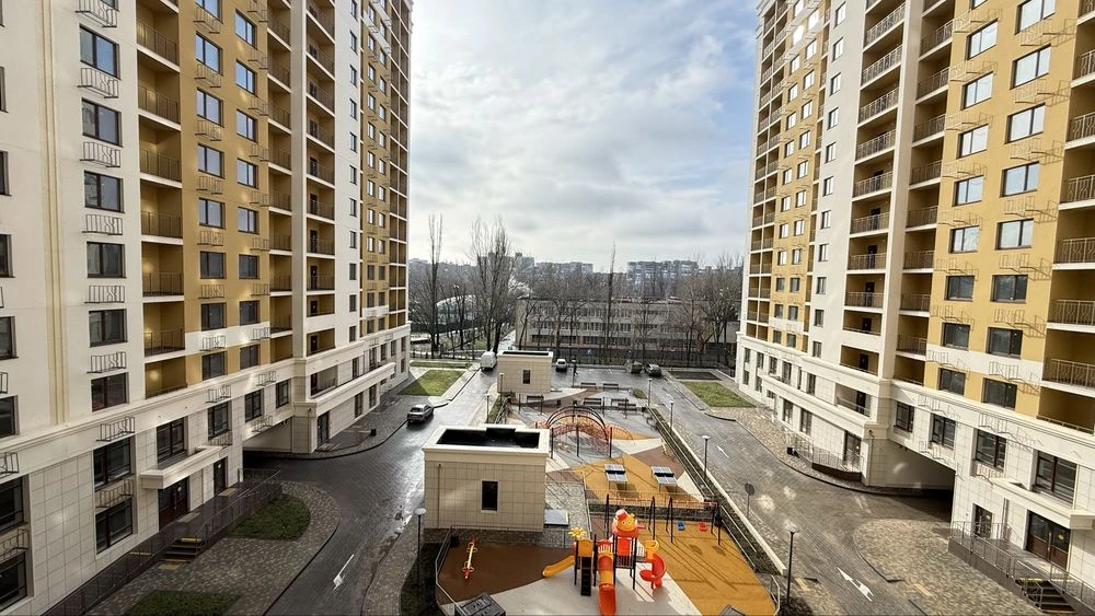 I will sell a renovated 3-room apartment in Glushko, Odesskie residential complex