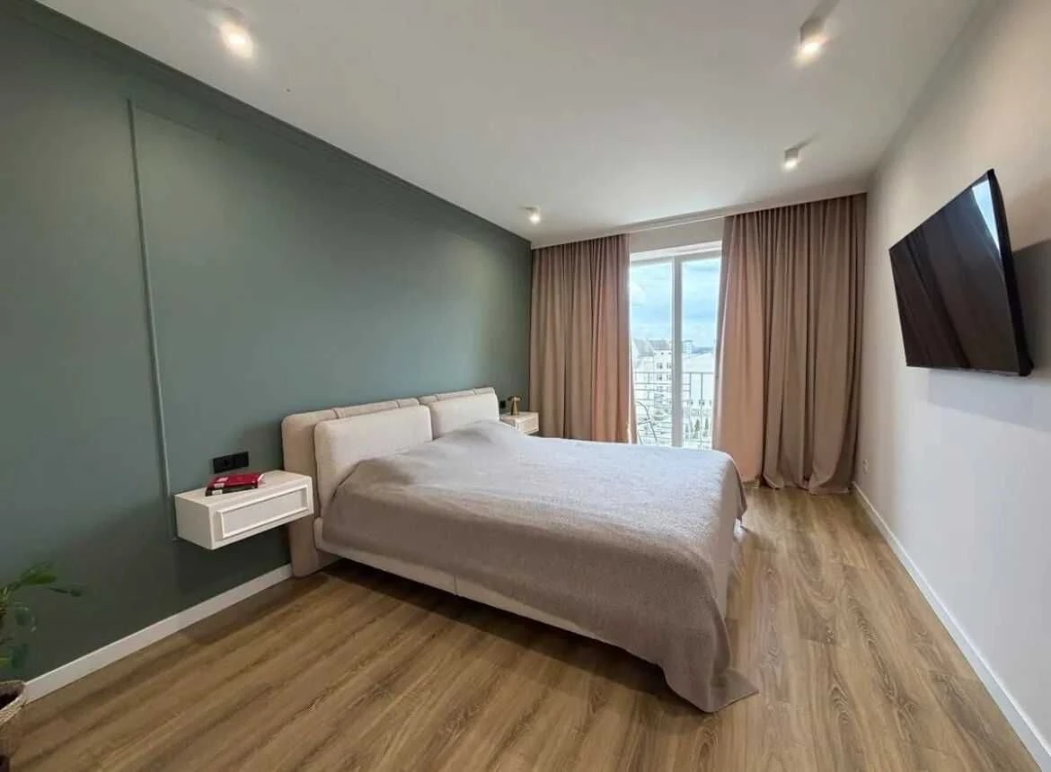 Stylish 2-bedroom apartment with custom renovation in