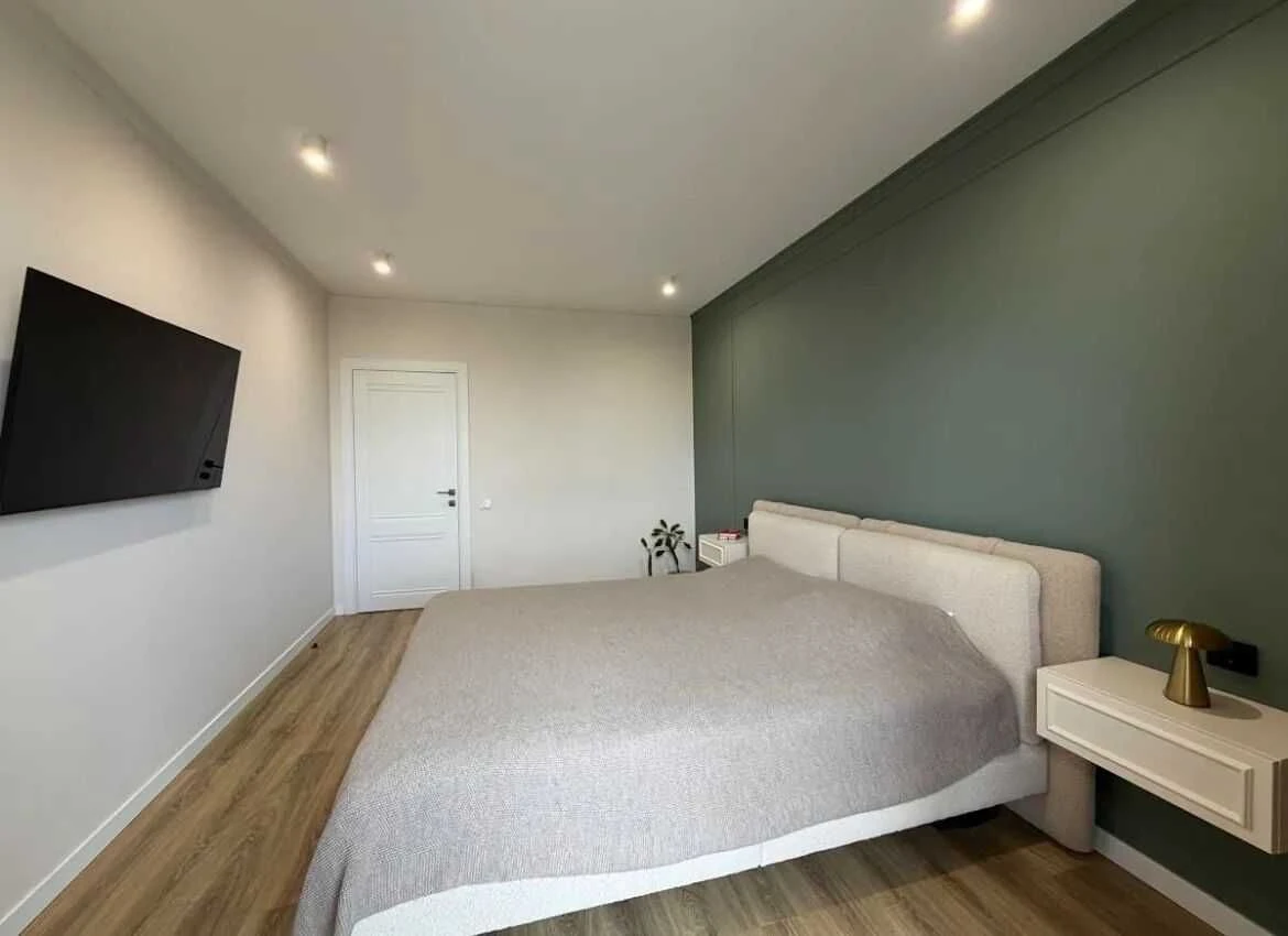 Stylish 2-bedroom apartment with custom renovation in