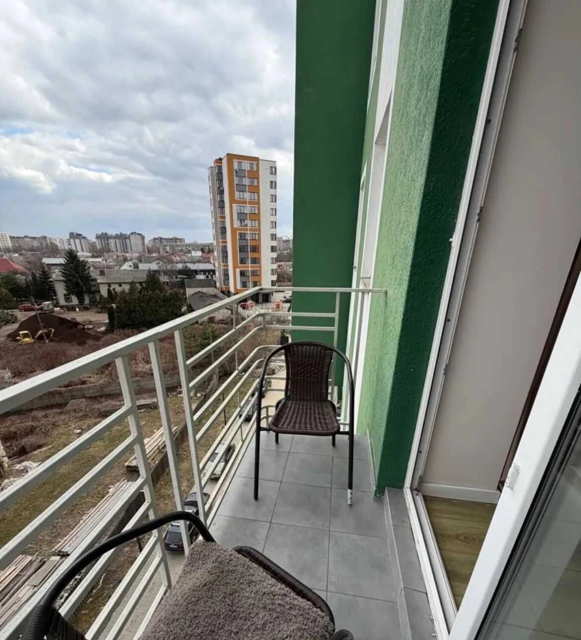 Stylish 2-bedroom apartment with custom renovation in