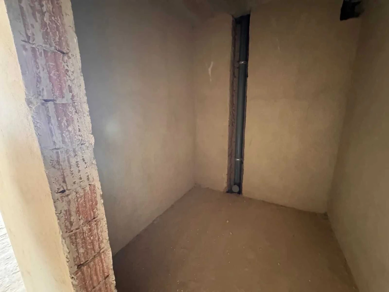 Spacious 1-bedroom apartment with an interesting layout on gas