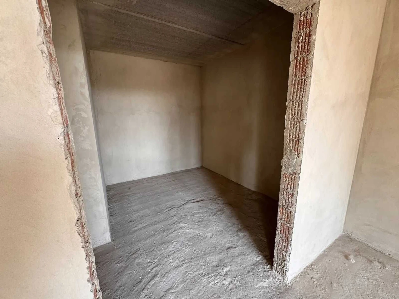 Spacious 1-bedroom apartment with an interesting layout on gas