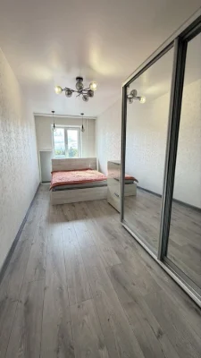 For Sale: 3-room apartment on Independence Avenue