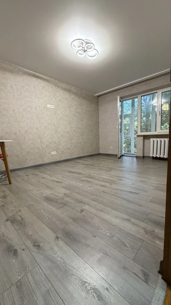 For Sale: 3-room apartment on Independence Avenue