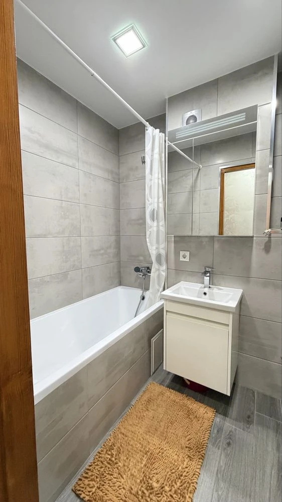 For Sale: 3-room apartment on Independence Avenue