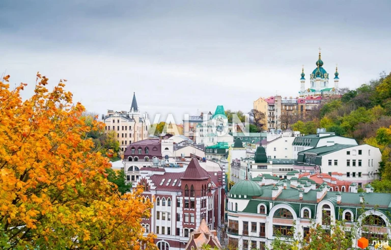 For sale 4-room apartment, historical Podil, view, with a garden