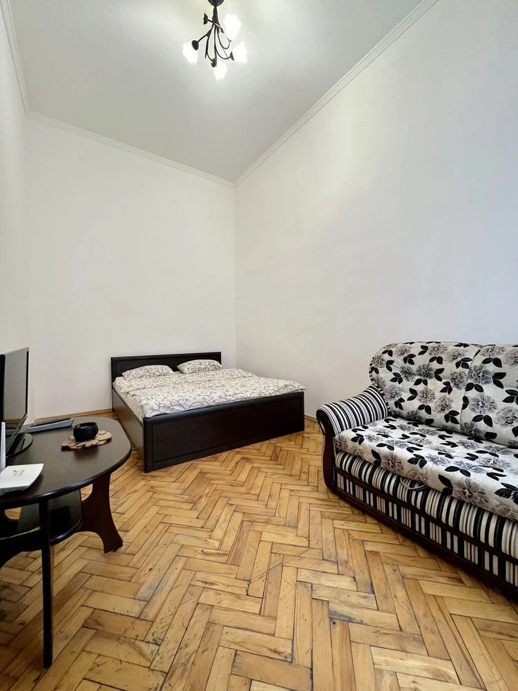 2-комнатная квартира 42 м2, центр Львова, ул. Театральная