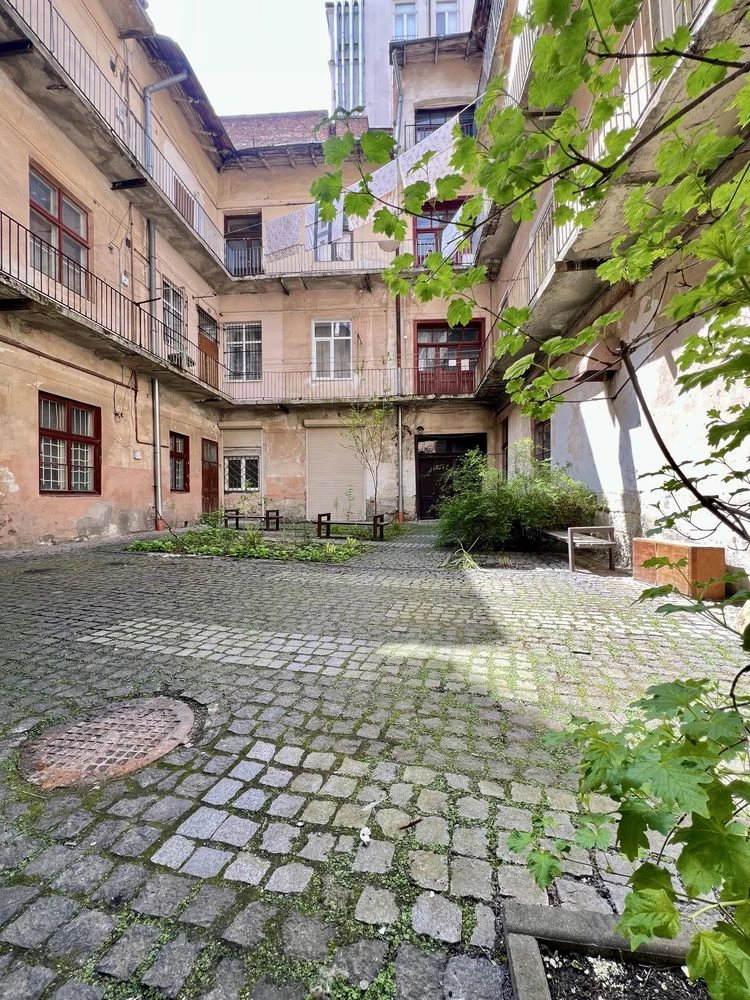 2-комнатная квартира 42 м2, центр Львова, ул. Театральная