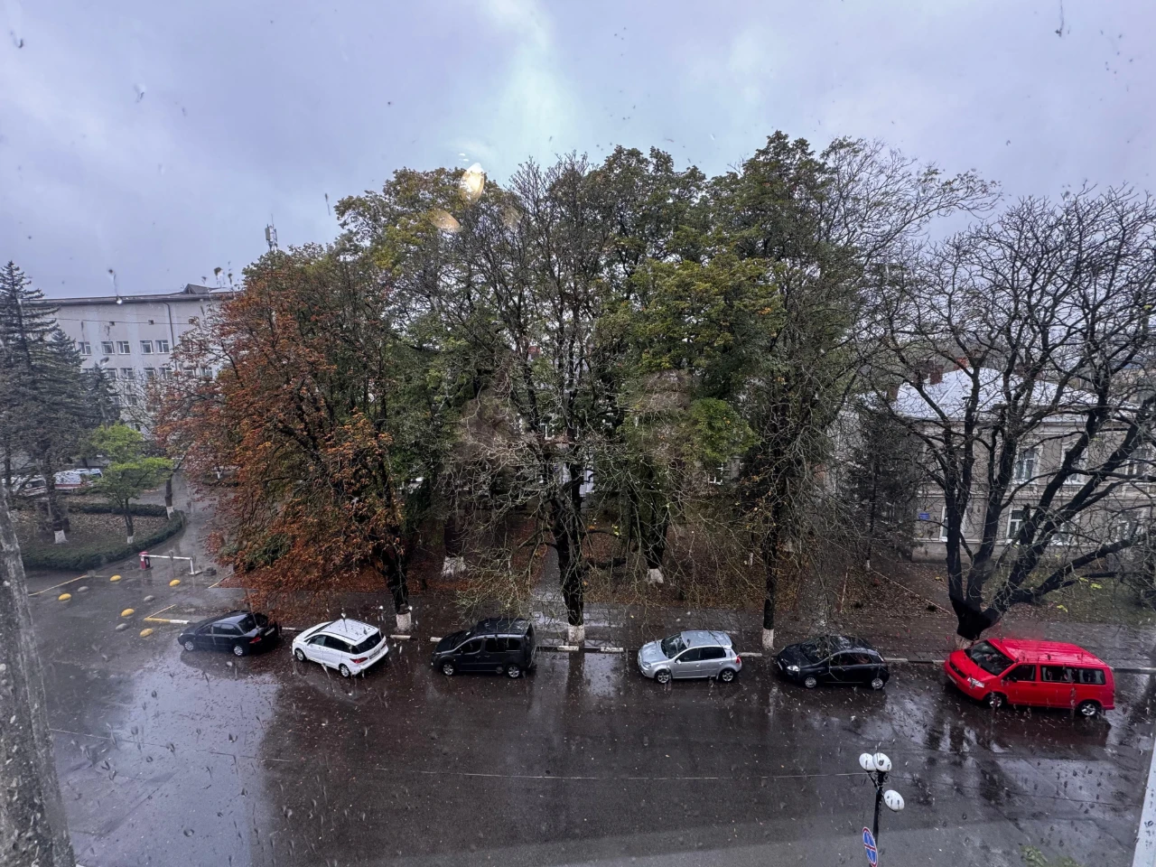 Продается 4-комнатная квартира в центре города Снятин