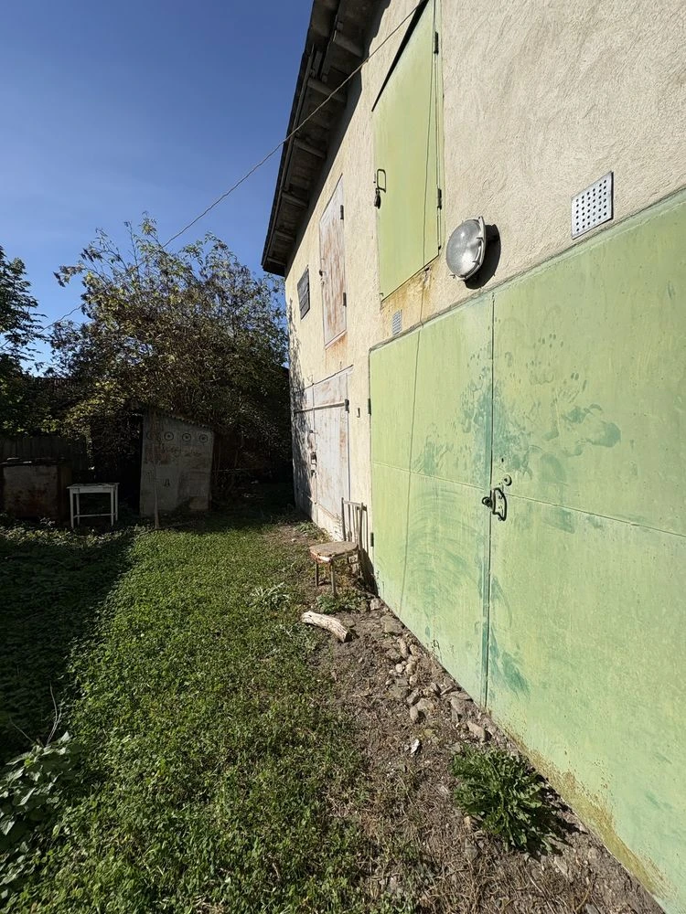 Продаж двох будинків за ціною одного