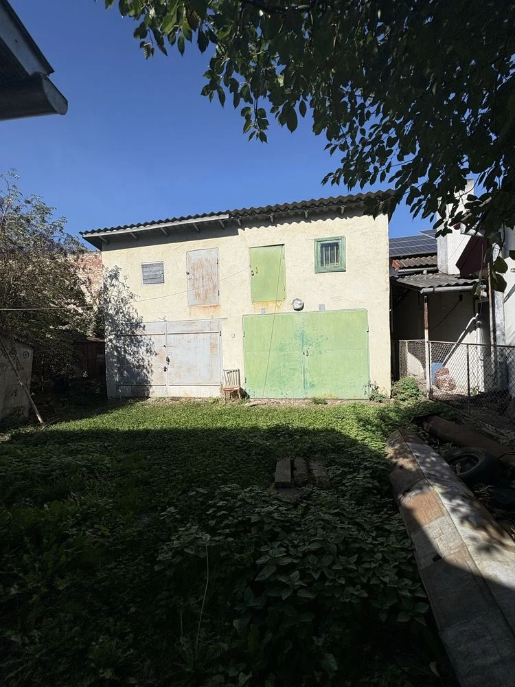 Продаж двох будинків за ціною одного