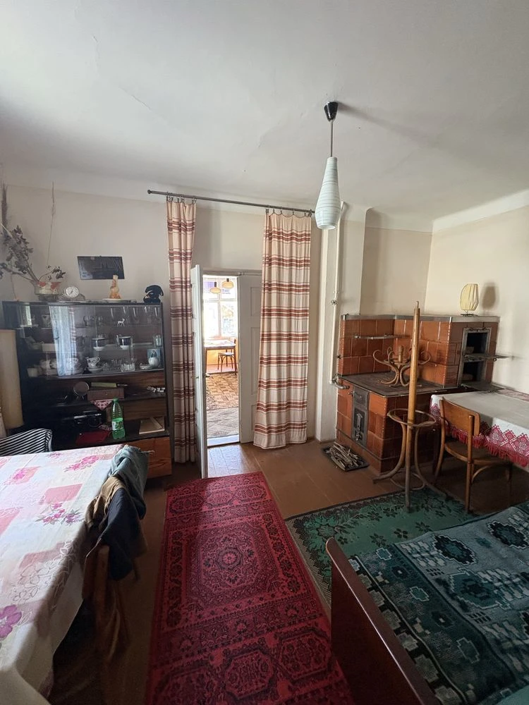 Продаж двох будинків за ціною одного