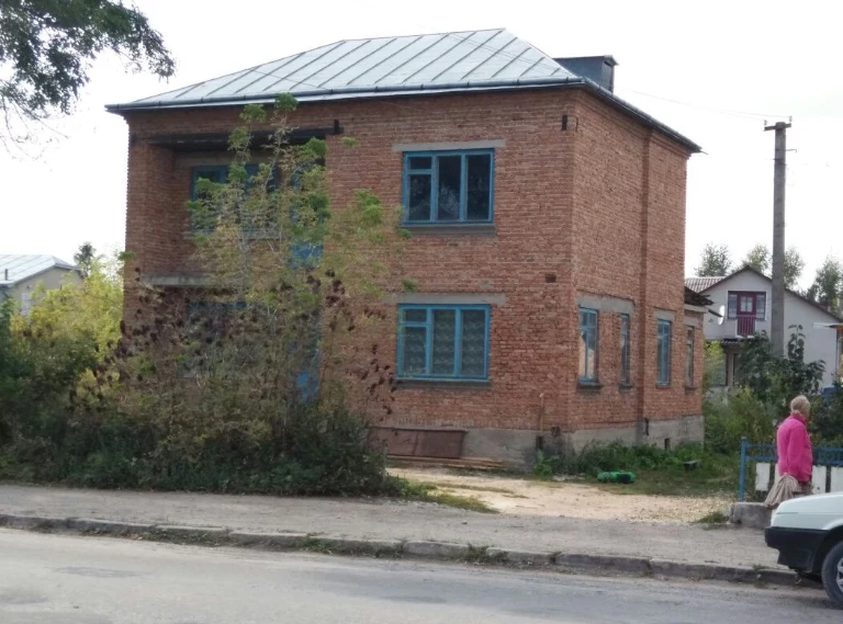 Продається двоповерховий будинок в Підволочиську. 8 соток.