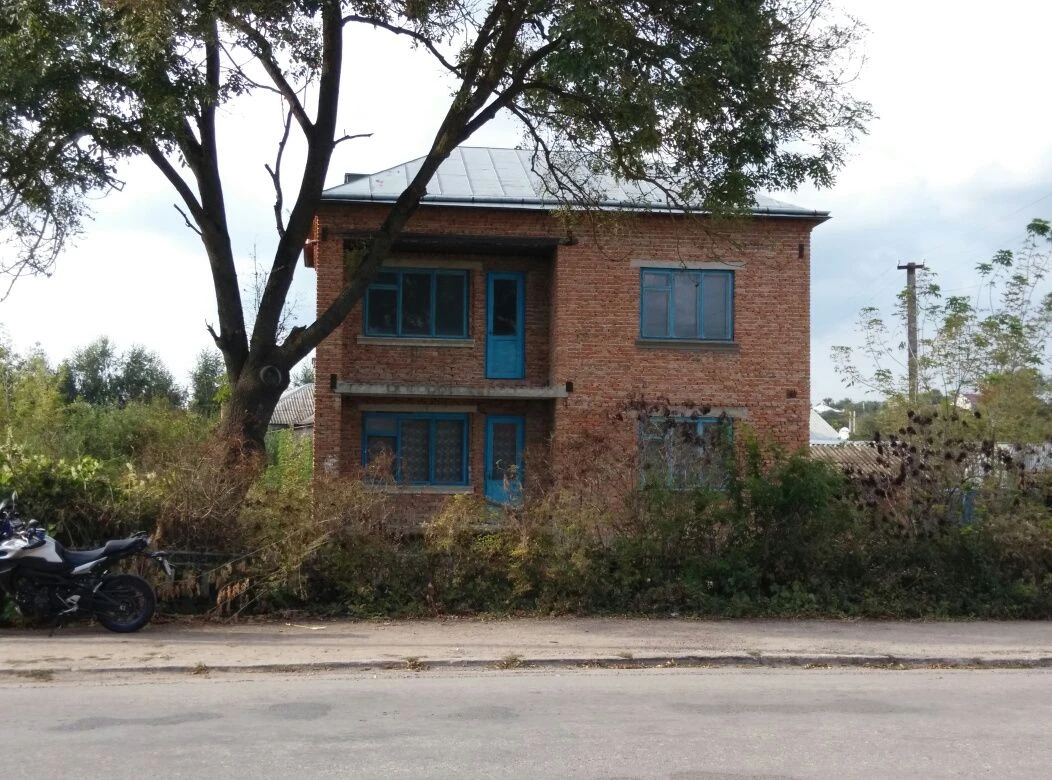Продам 2-поверховий будинок в Підволочиську. 8 соток. Центра