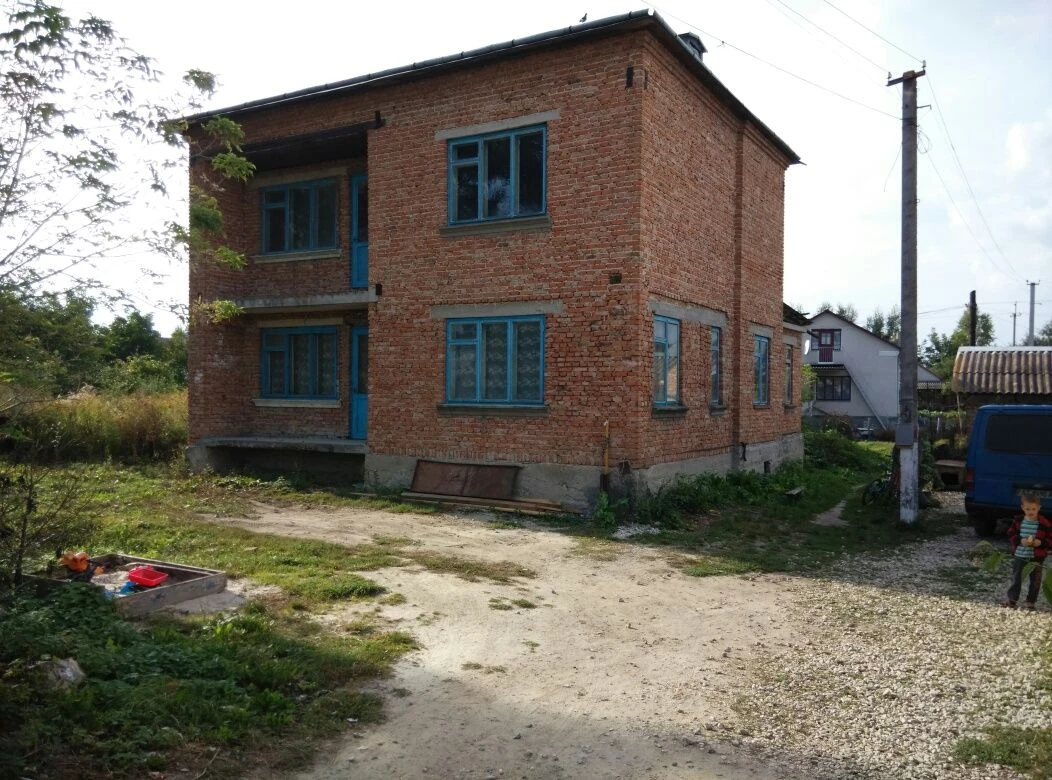 Продам 2-поверховий будинок в Підволочиську. 8 соток. Центра