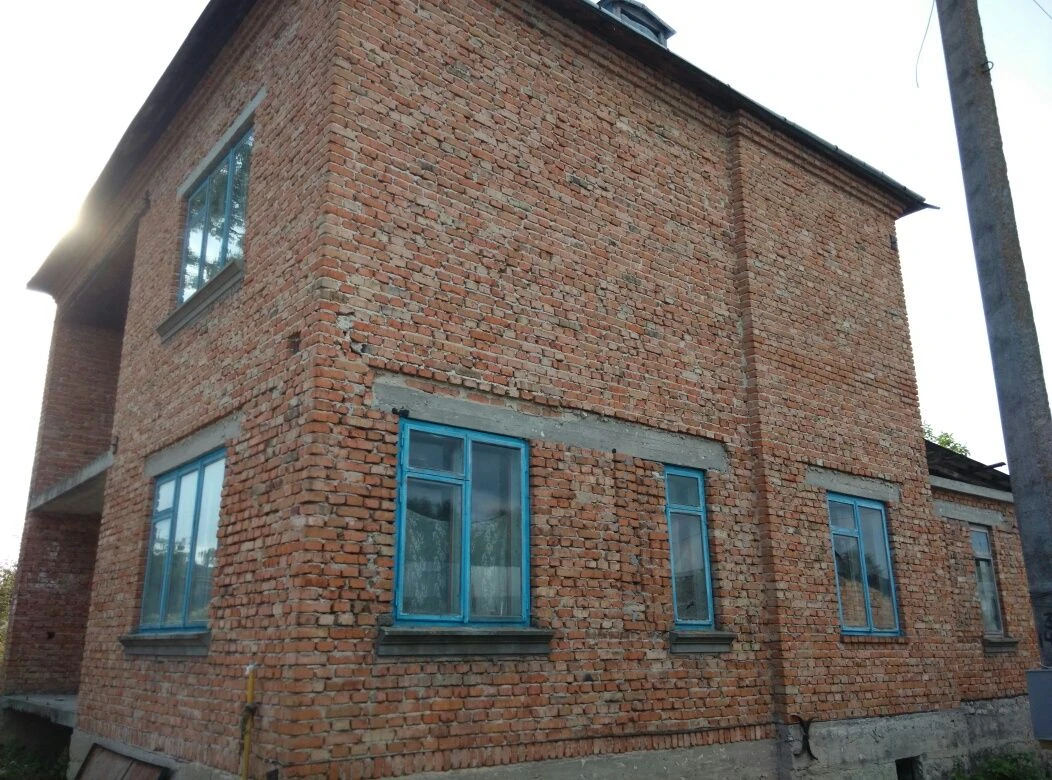 Продам 2-поверховий будинок в Підволочиську. 8 соток. Центра