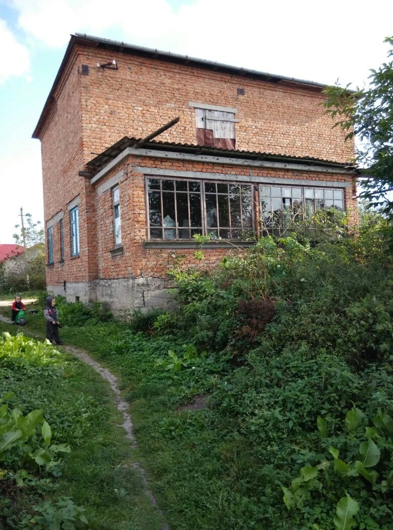 Продам 2-поверховий будинок в Підволочиську. 8 соток. Центра
