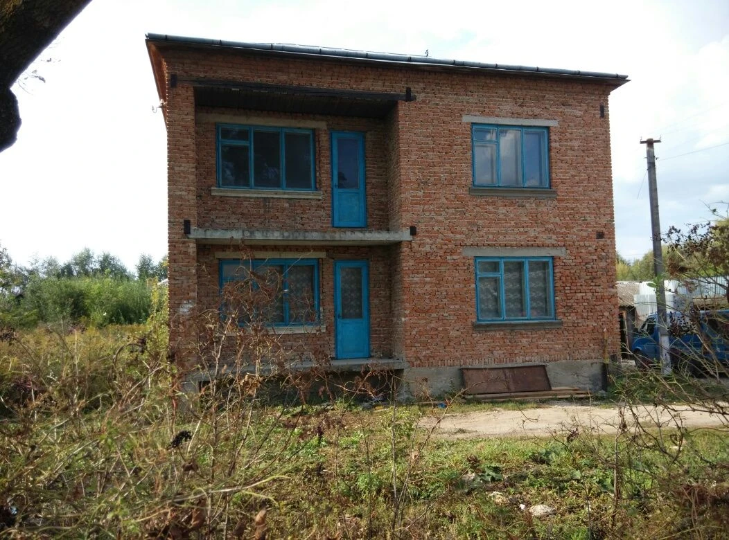 Продам 2-поверховий будинок в Підволочиську. 8 соток. Центра