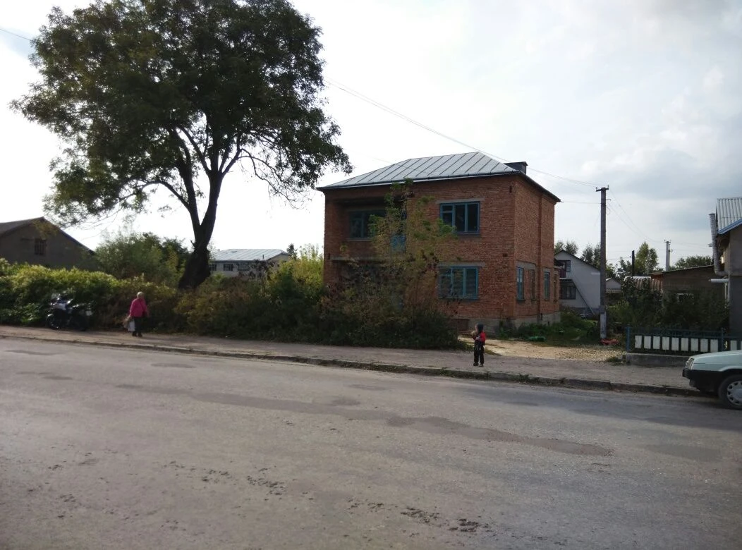 Продам 2-поверховий будинок в Підволочиську. 8 соток. Центра