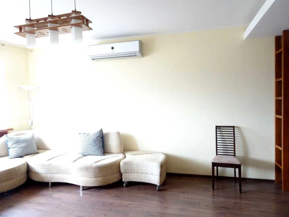 Apartment. Verkhovyny Rady Blvd.