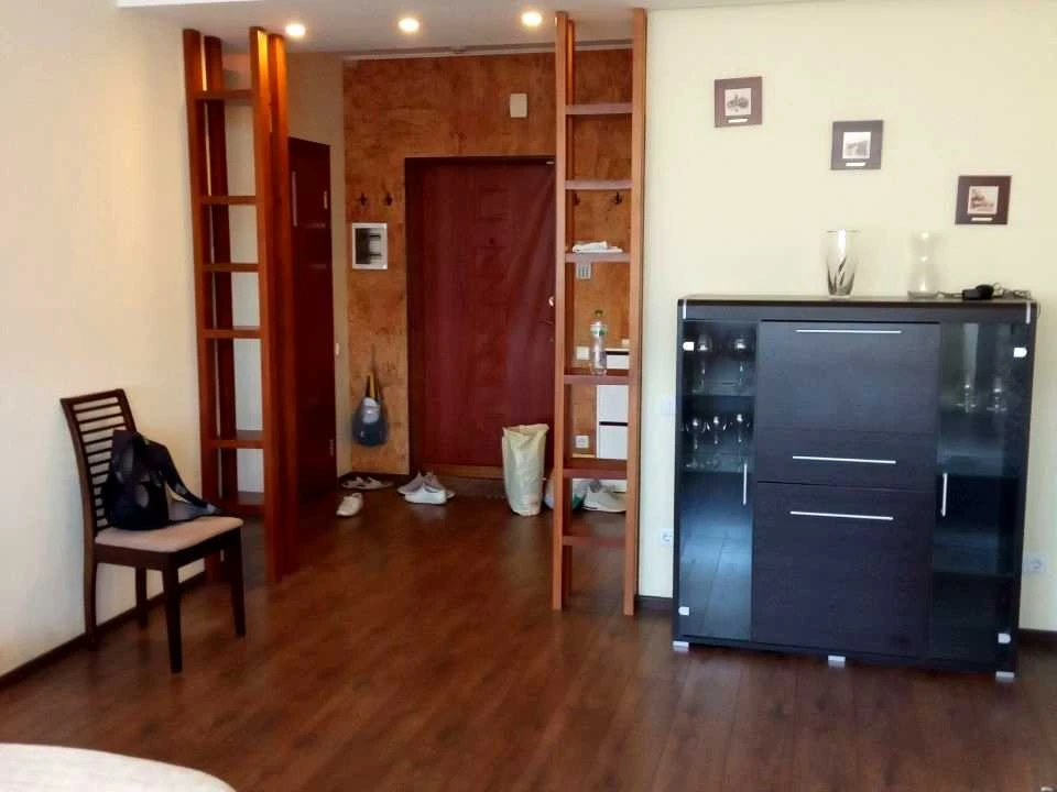 Apartment. Verkhovyny Rady Blvd.