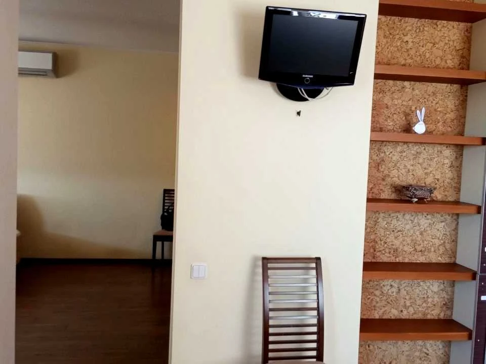 Apartment. Verkhovyny Rady Blvd.