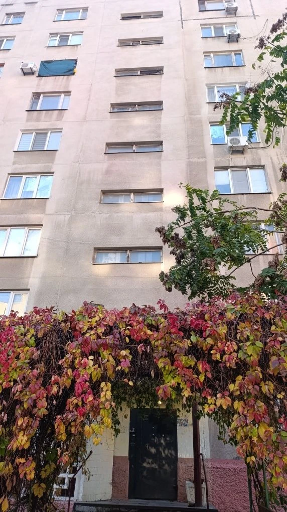 Sale of a 3-room apartment on the 5th floor of a 9-story building in the Southern district.