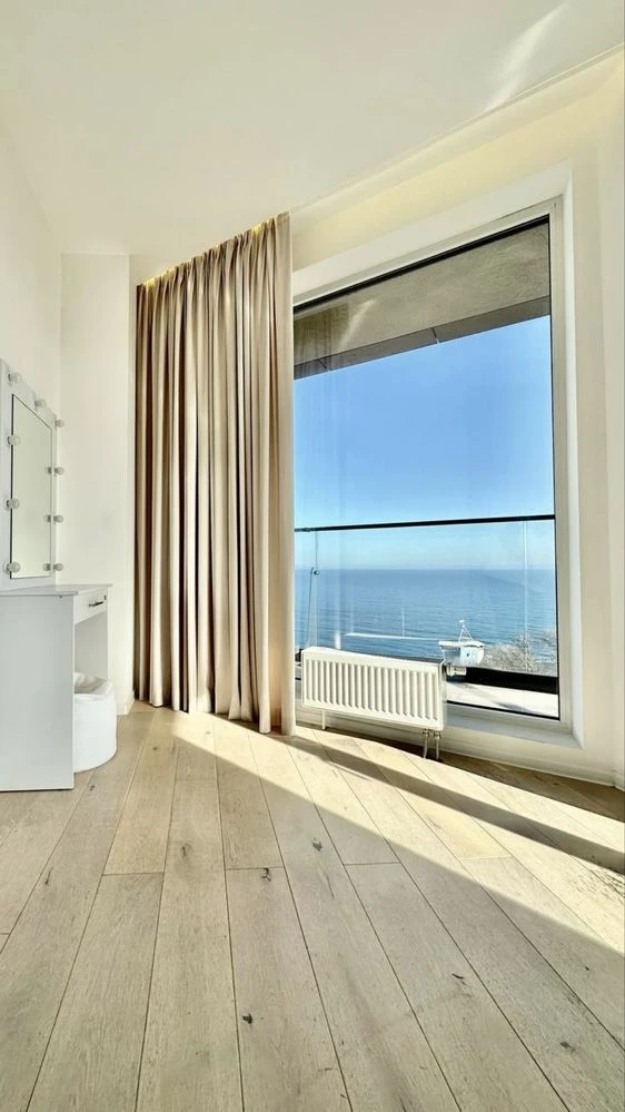 Sea view apartment on French Boulevard, 3