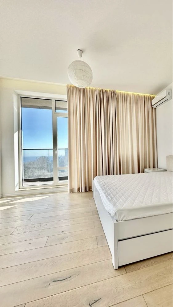 Sea view apartment on French Boulevard, 3