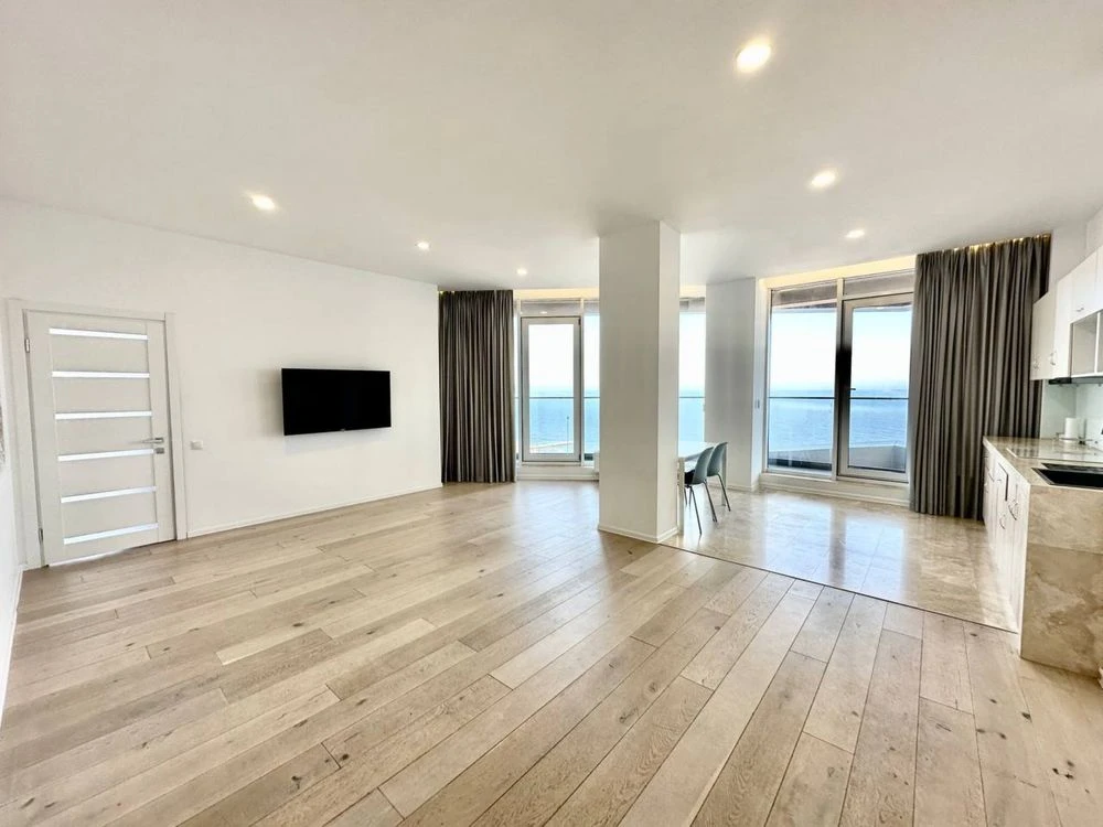 Sea view apartment on French Boulevard, 3
